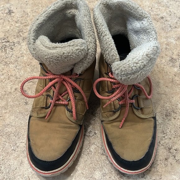 Sorel boots - Picture 2 of 5